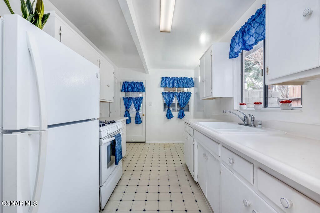 Property Photo:  17929 Hatton Street  CA 91335 