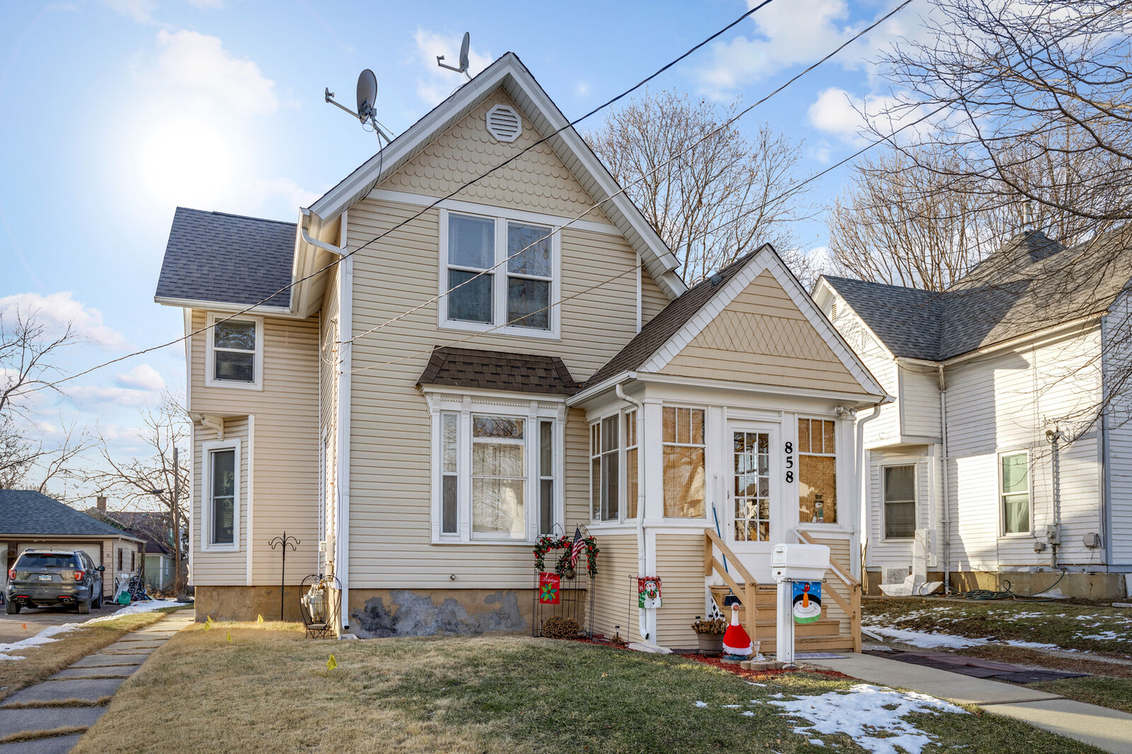Property Photo: 858 Illinois Avenue IL 60120