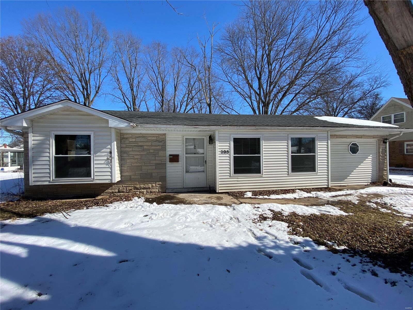Property Photo: 108 Lincolnshire Boulevard IL 62221