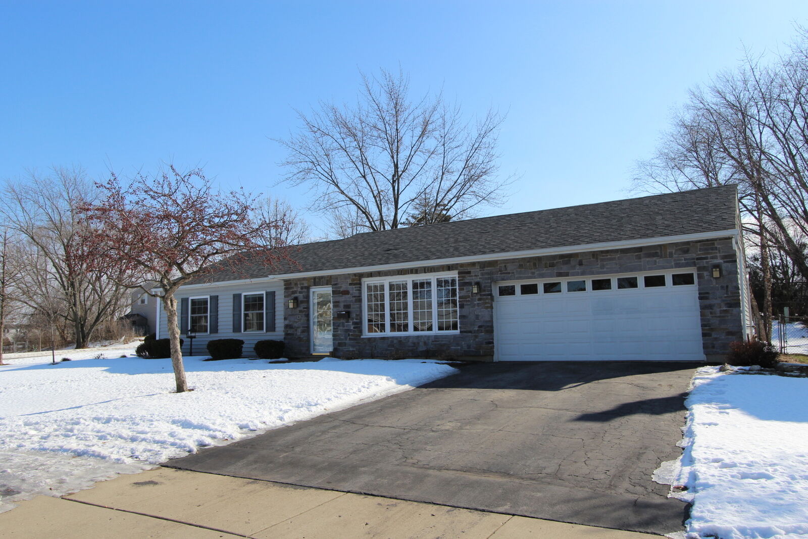 Property Photo:  1029 Parker Drive  IL 60194 