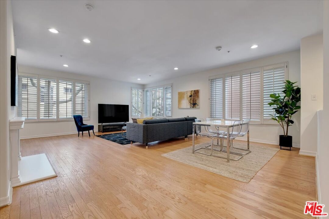 Property Photo:  117  N Gale Dr 206  CA 90211 