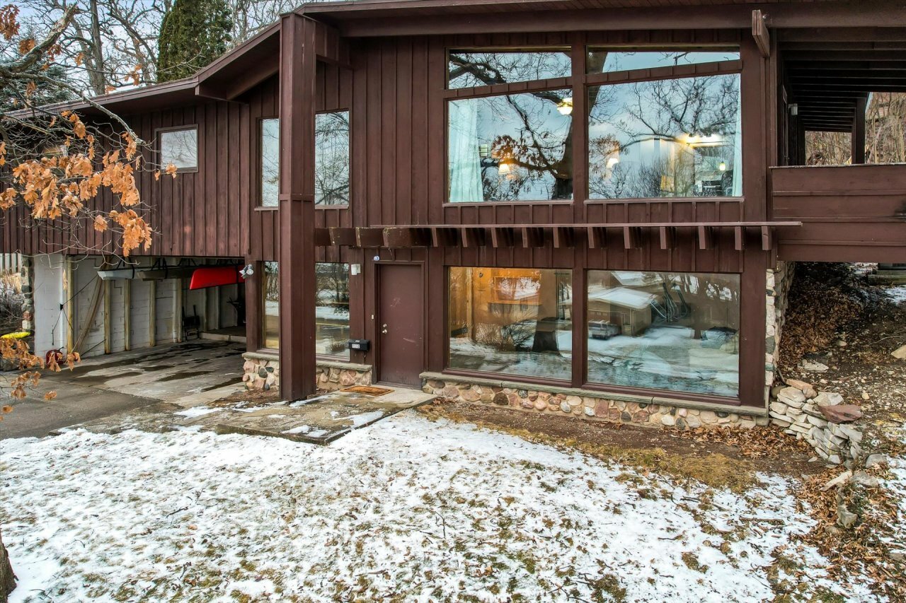 Property Photo:  1112 Cavalier Dr  WI 53186 