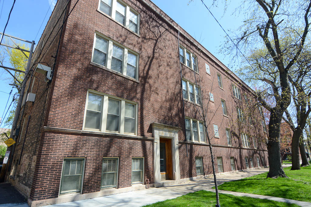 Property Photo: 1242 W Rosedale Avenue 1 IL 60660