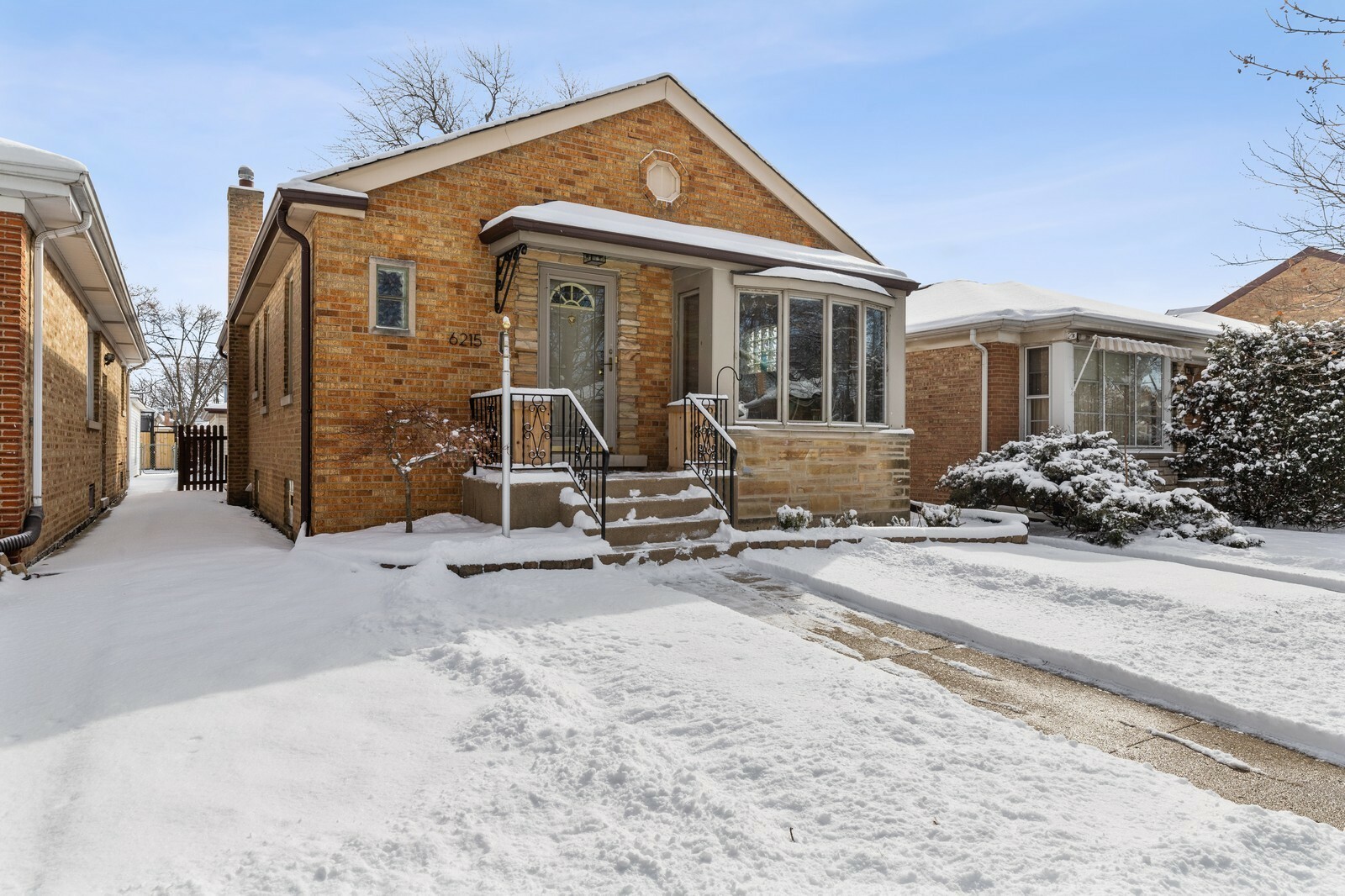 Property Photo:  6215 N Kildare Avenue  IL 60646 