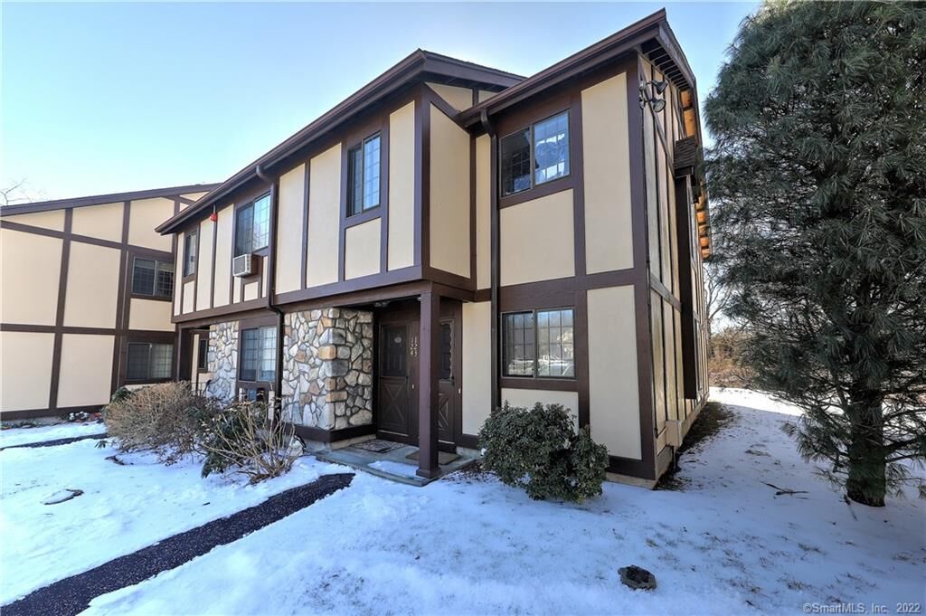 Property Photo:  123 Foxwood Close 123  CT 06461 