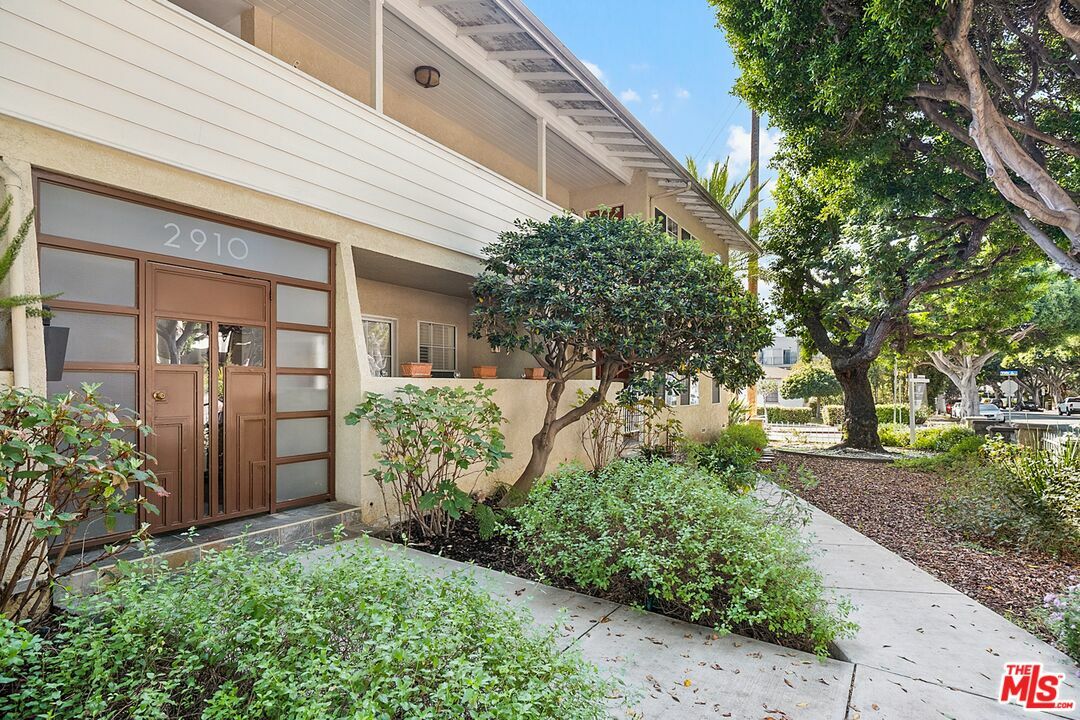 Property Photo: 2910 Arizona Ave 5 CA 90404