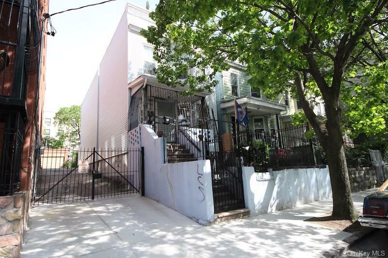Property Photo: 2146 Mapes Avenue NY 10460