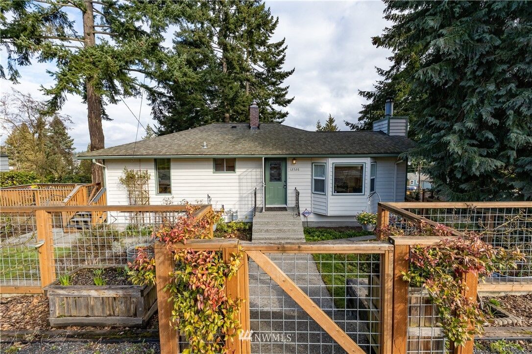 Property Photo:  12526 Fremont Avenue N  WA 98133 