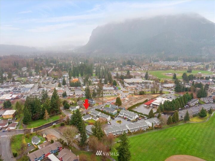 Property Photo: 303 E Park Street WA 98045