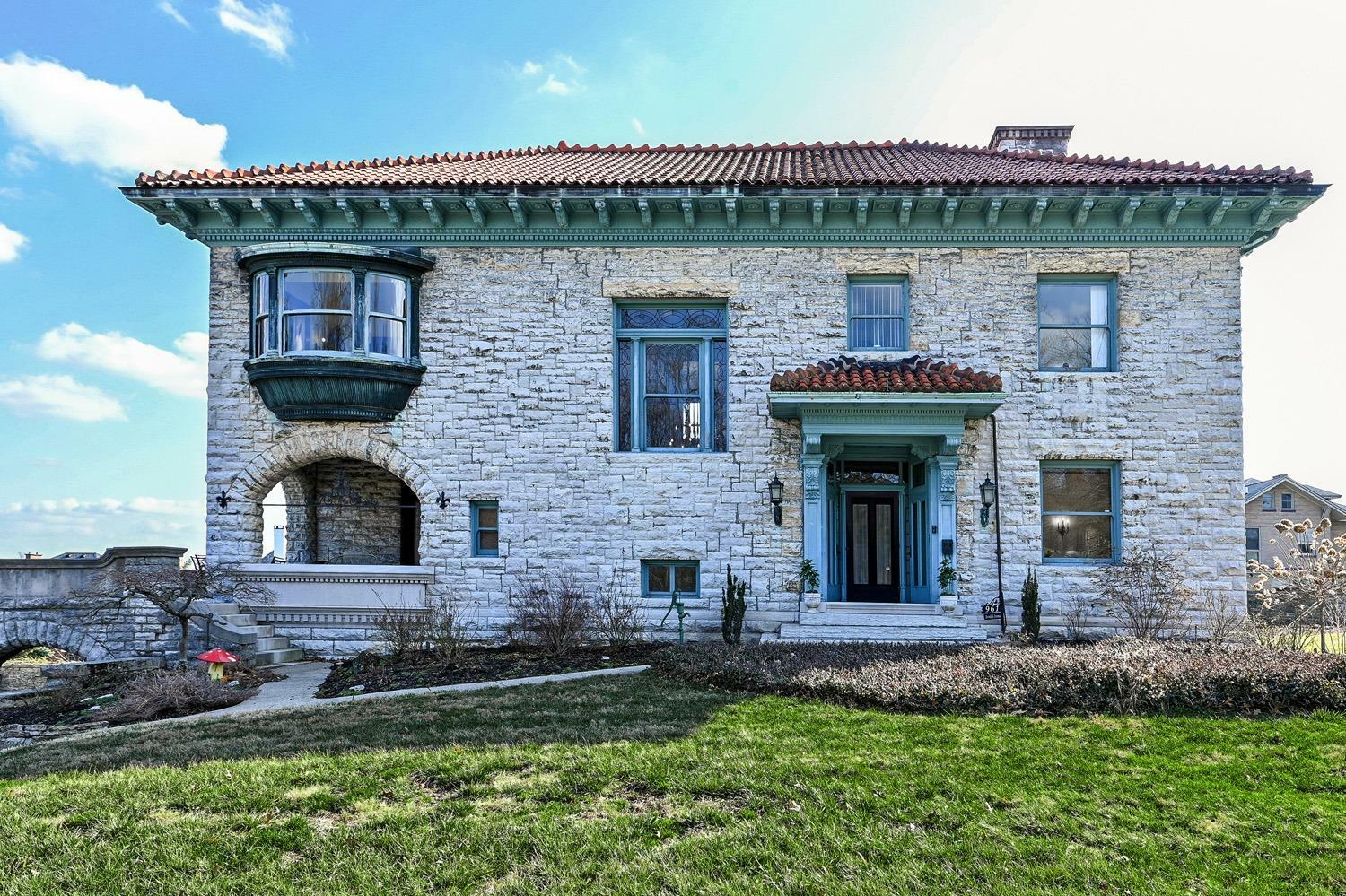 Property Photo: 961 Avondale Ave OH 45229
