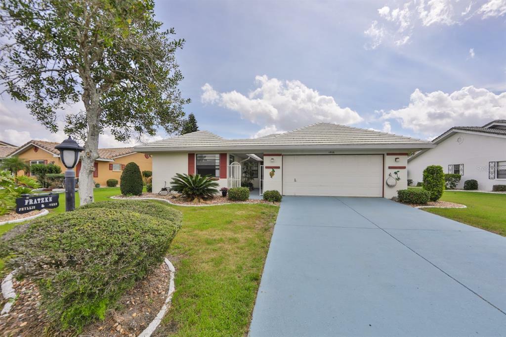 Property Photo:  1806 Wolf Laurel Drive  FL 33573 