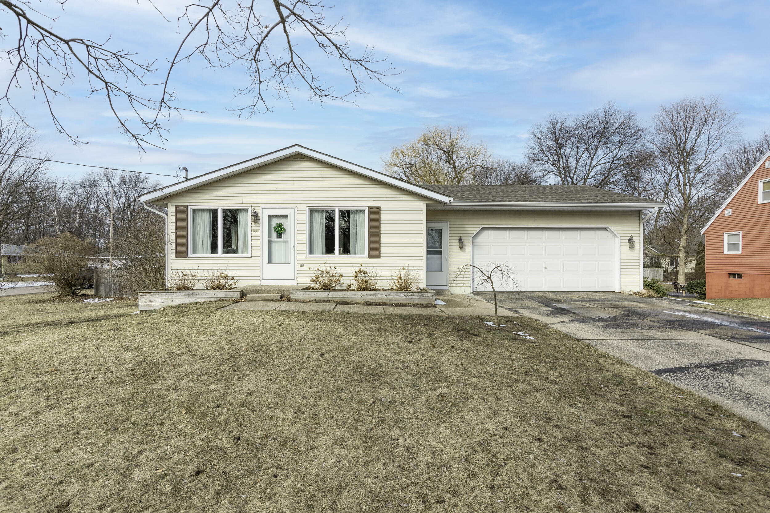 Property Photo:  866 Woodside Drive  MI 49424 