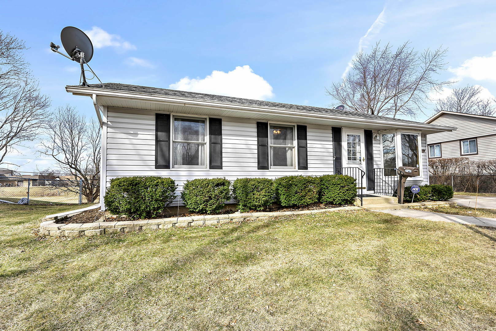 Property Photo:  240 Kosan Circle  IL 60107 