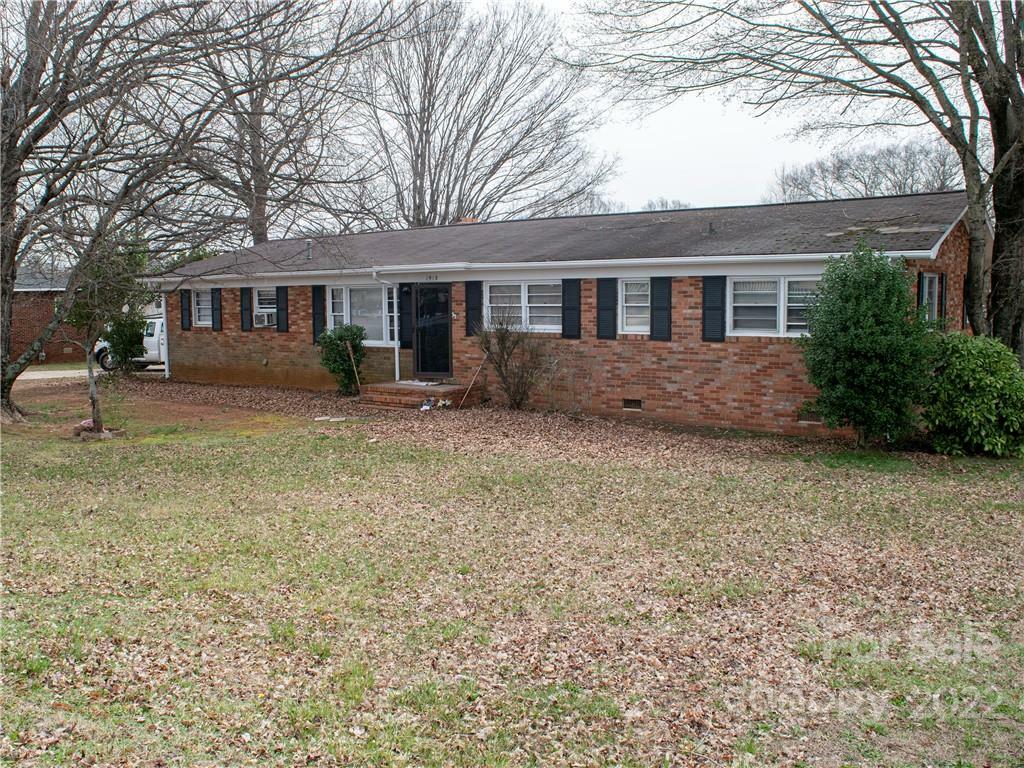 Property Photo:  1918 E Broad Street  NC 28625 