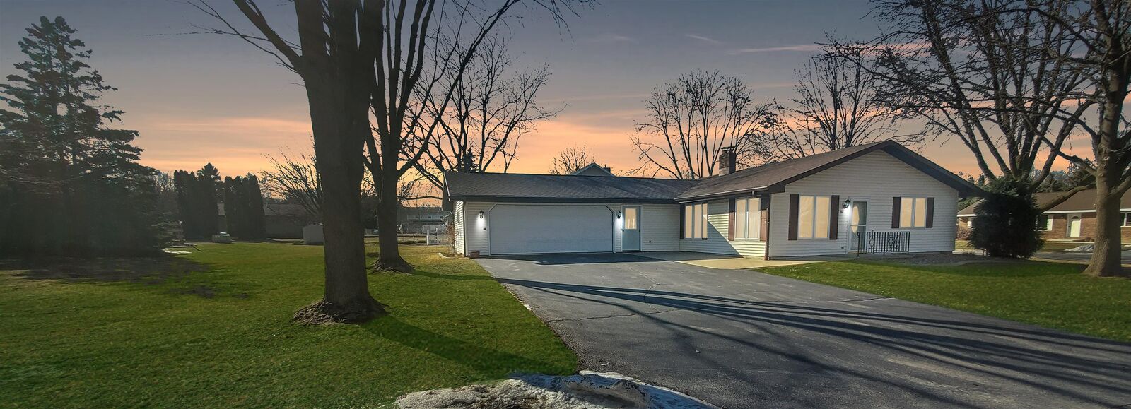 Property Photo: 607 Woodside Drive WI 54165-1560
