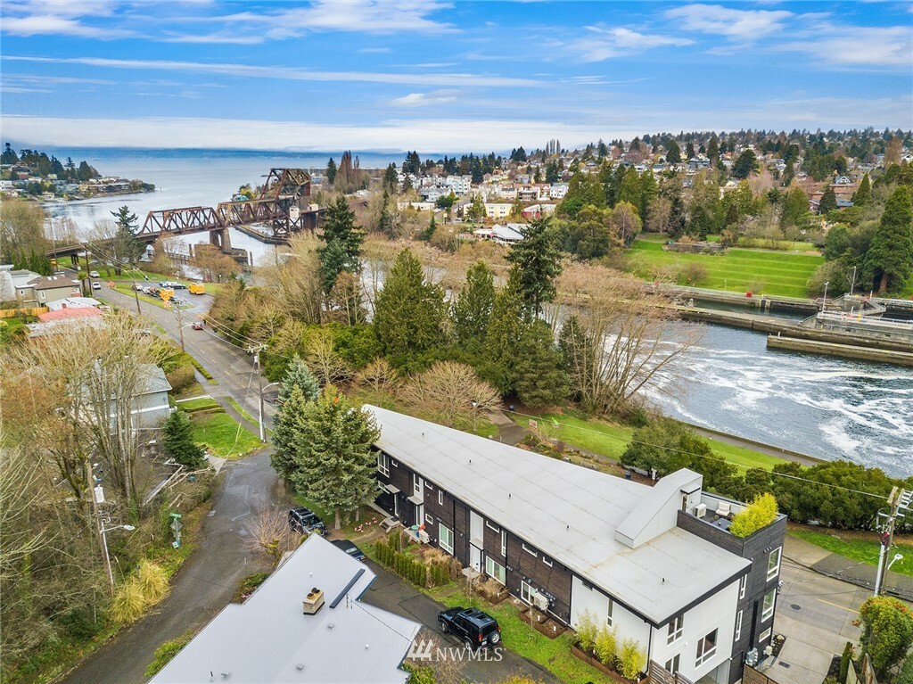 Property Photo:  3251 W Commodore Way  WA 98199 