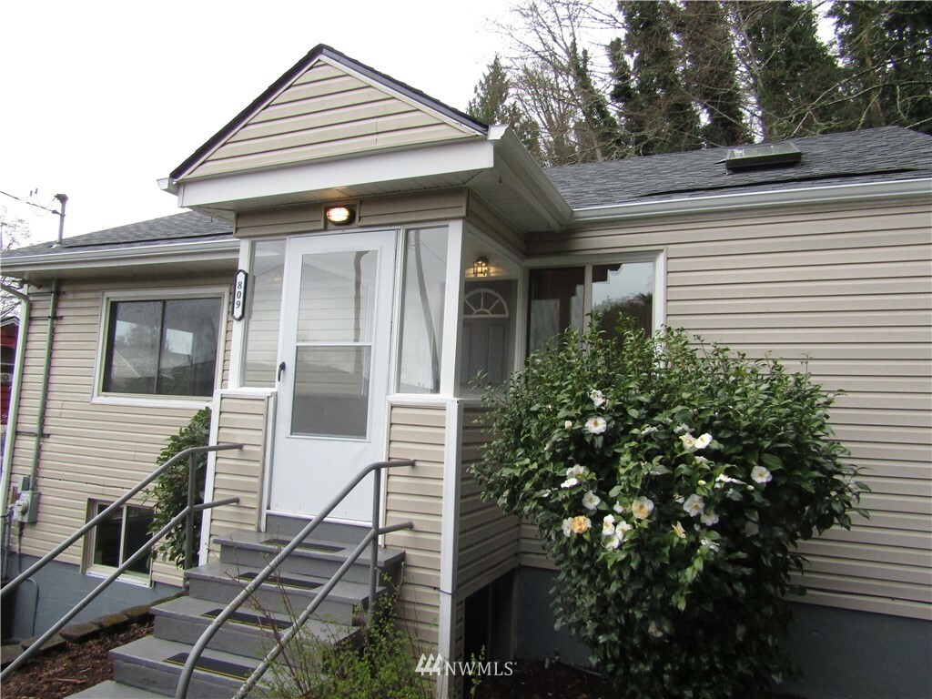 Property Photo:  809 N Rice  WA 98520 