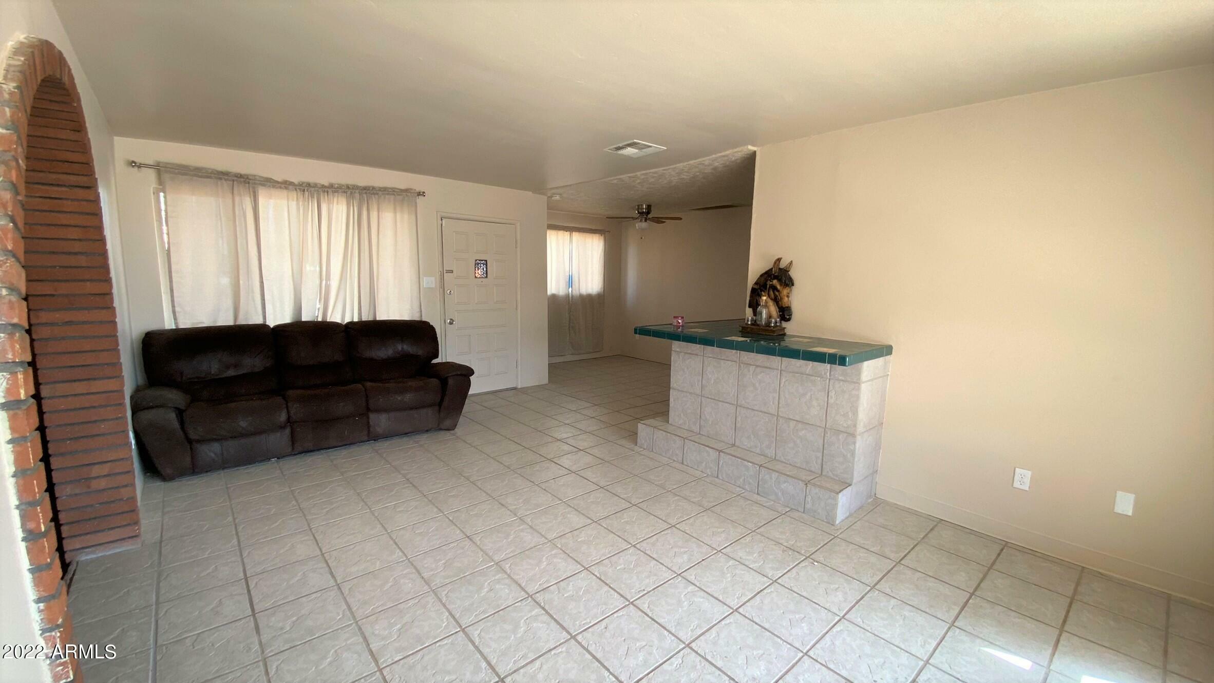 Property Photo: 628 E Manor Drive AZ 85122