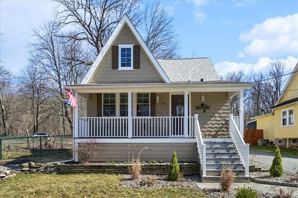 Property Photo:  24 Edgewood Terrace  NY 12550 