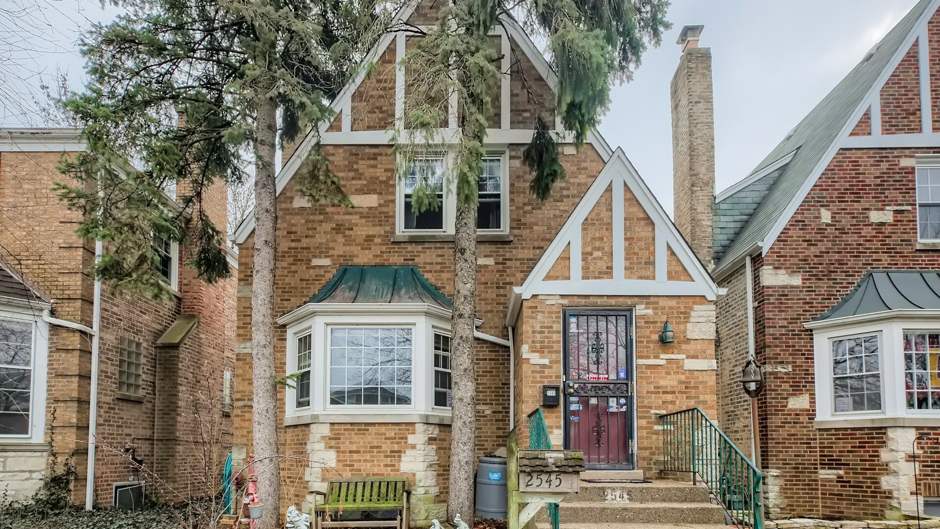 Property Photo:  2545 W Jarvis Avenue  IL 60645 