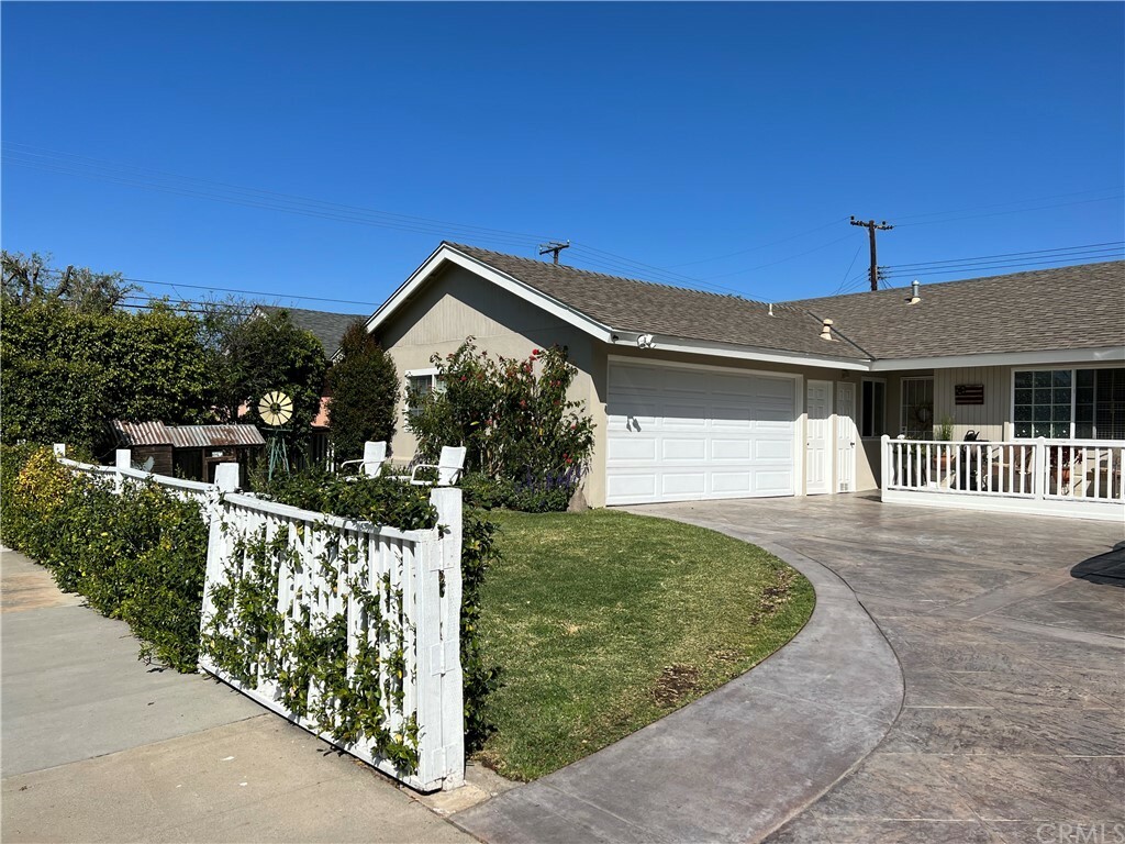 Property Photo:  2515 E Jacaranda Avenue  CA 92867 