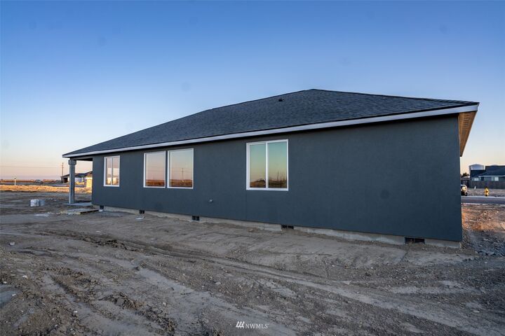 Property Photo:  1305 E Mt Baker Street SW  WA 99344 