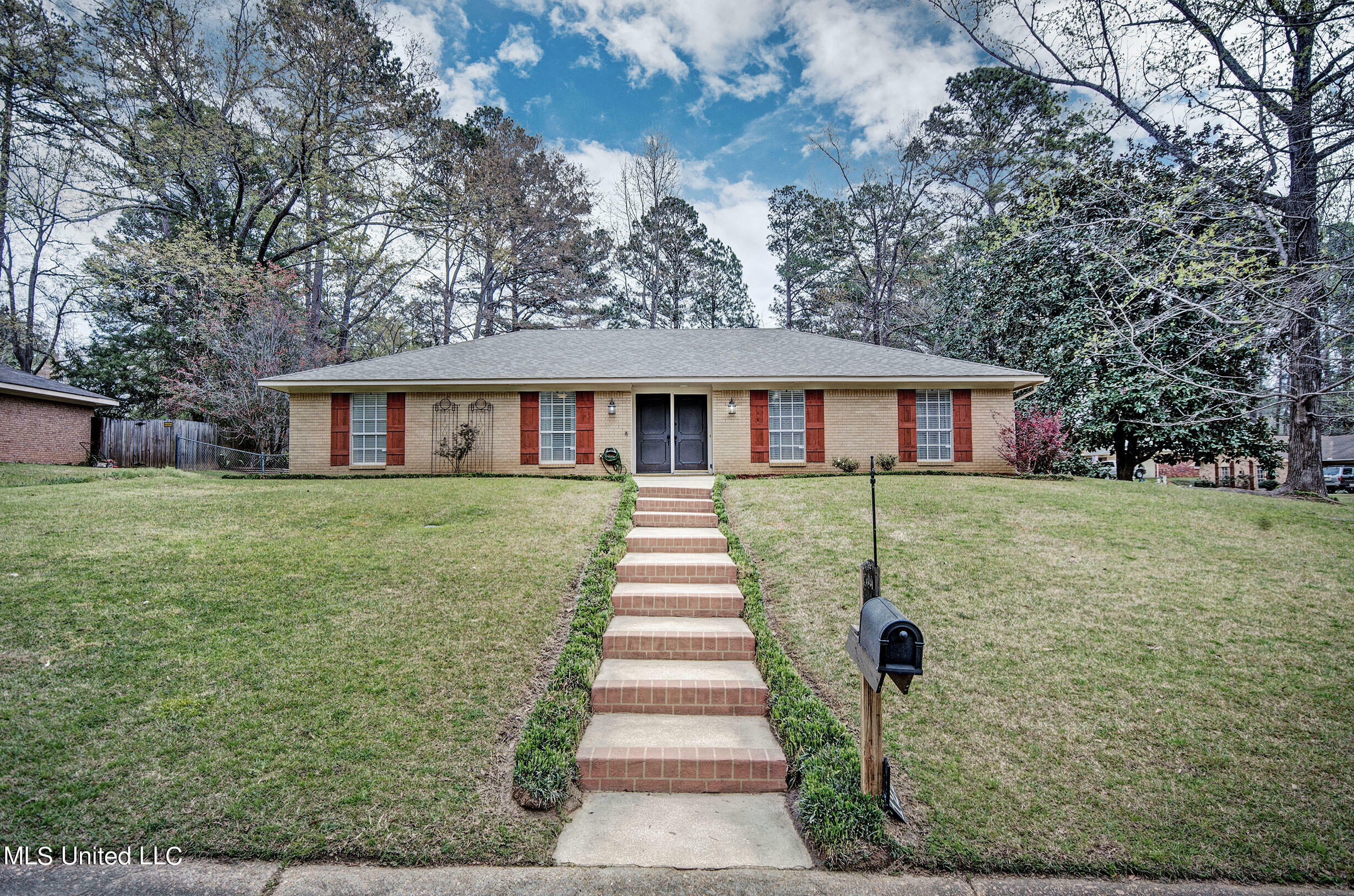 Property Photo:  122 Woodgate Drive  MS 39042 