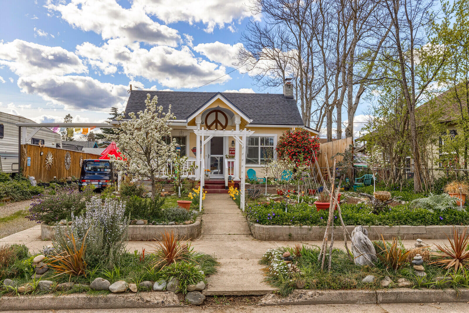 Property Photo: 709 Alder Street OR 97501