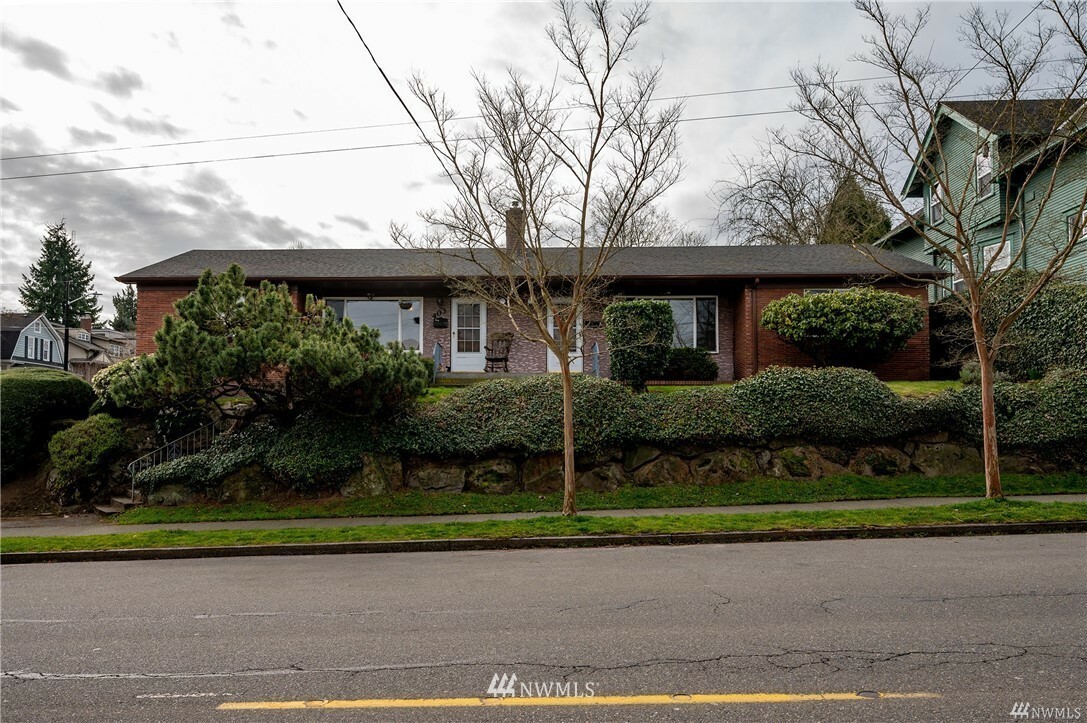 Property Photo:  403 W McGraw Street  WA 98119 