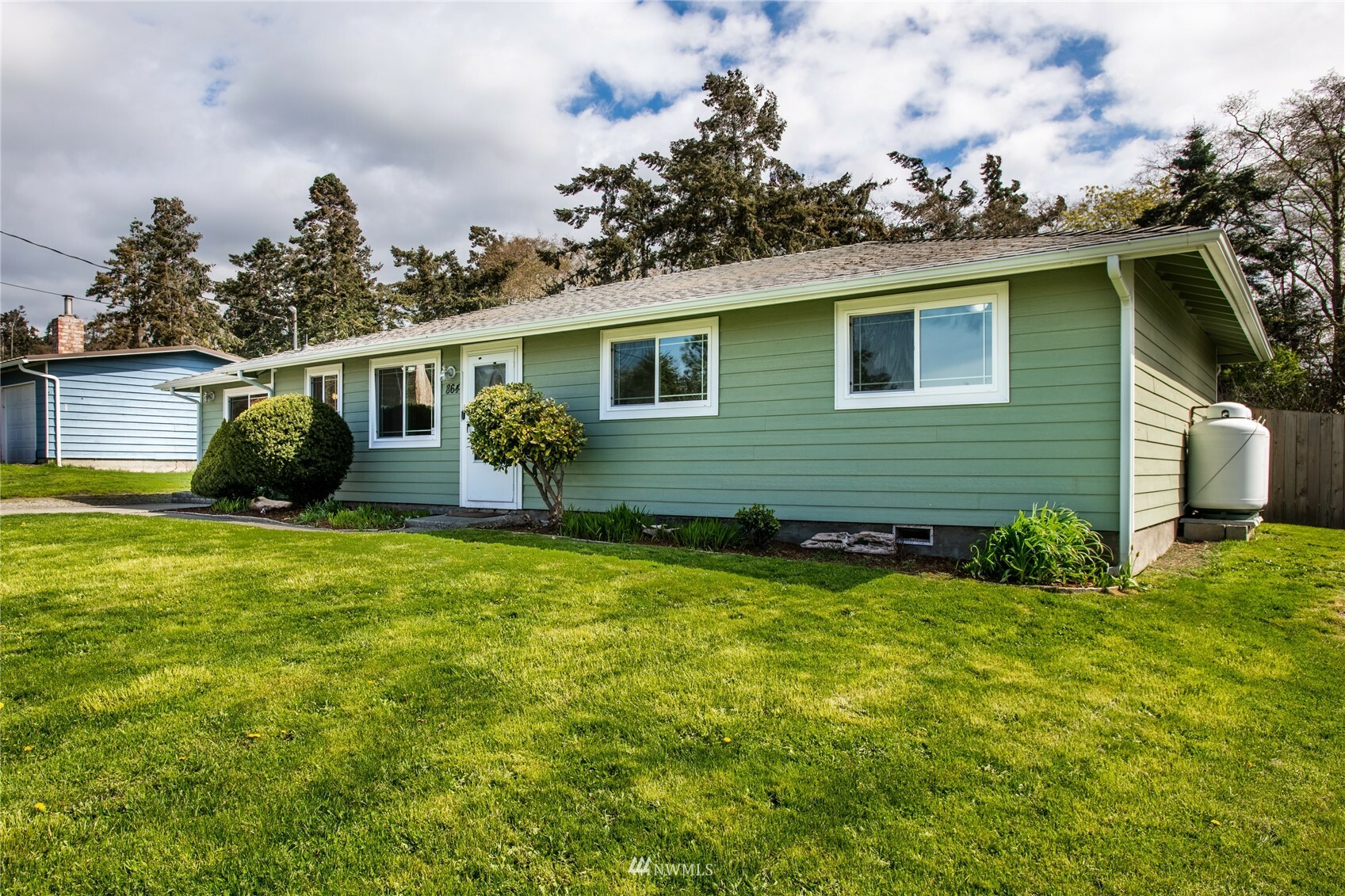 Property Photo:  864 Burroughs Avenue  WA 98277 