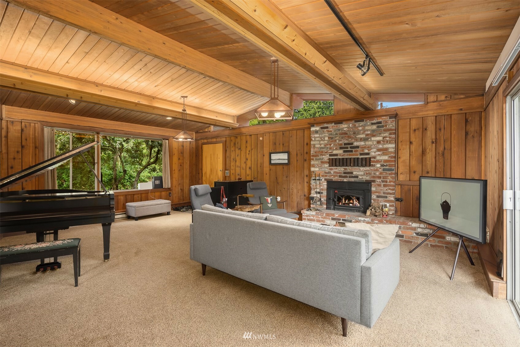 Property Photo: 8760 Ferncliff Avenue NE WA 98110