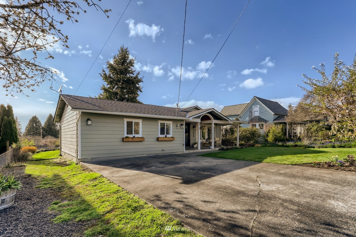 Property Photo:  422 Avenue I  WA 98290 