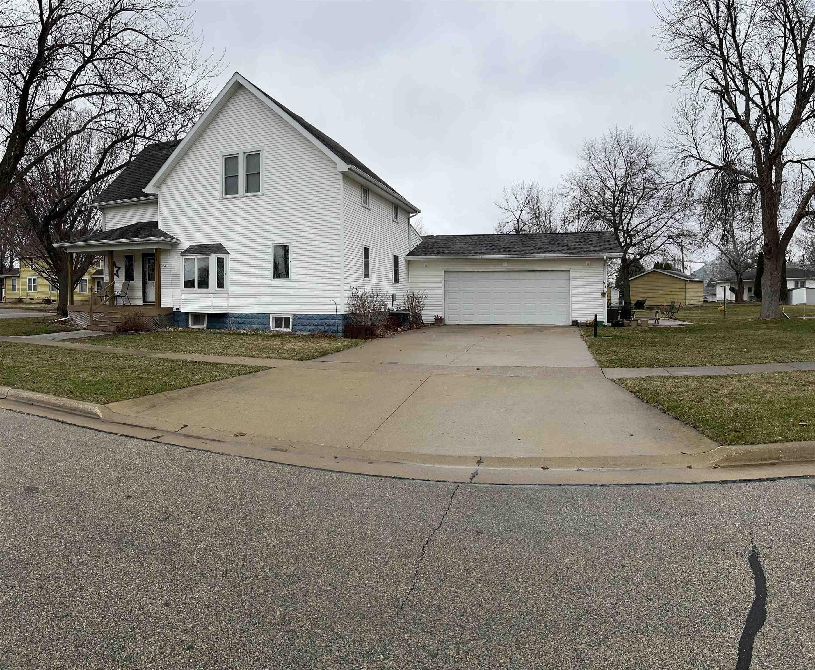 Property Photo:  300 SE 5th Avenue  IA 50676 