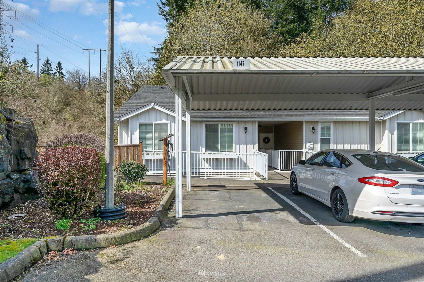 Property Photo:  825 Harrington Place SE 1147  WA 98058 