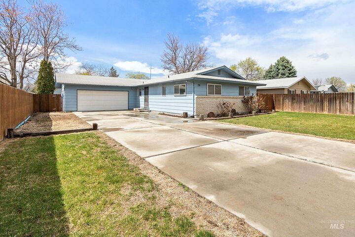 79 N Hawthorne Place  Nampa ID 83651-2201 photo