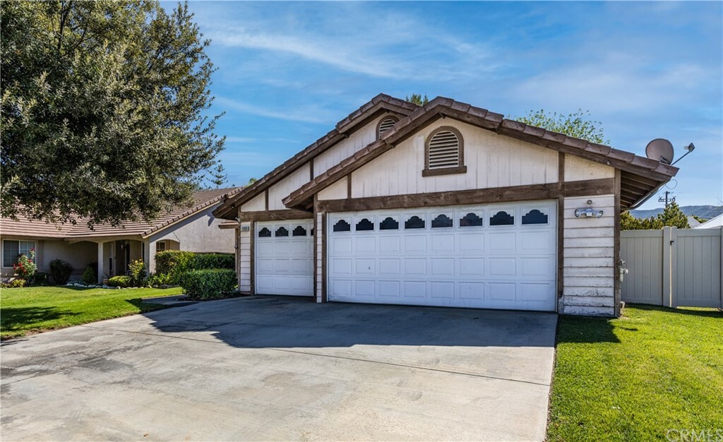 Property Photo:  11809 Oak Tree Lane  CA 92399 