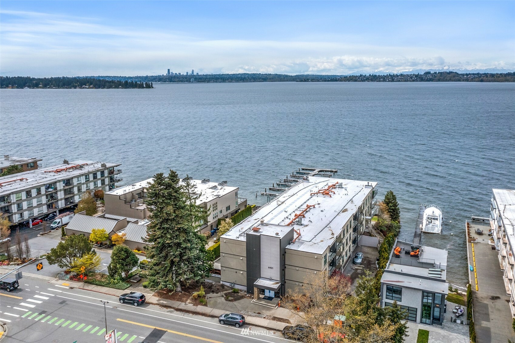 Property Photo: 6401 Lake Washington Boulevard NE 202 WA 98033