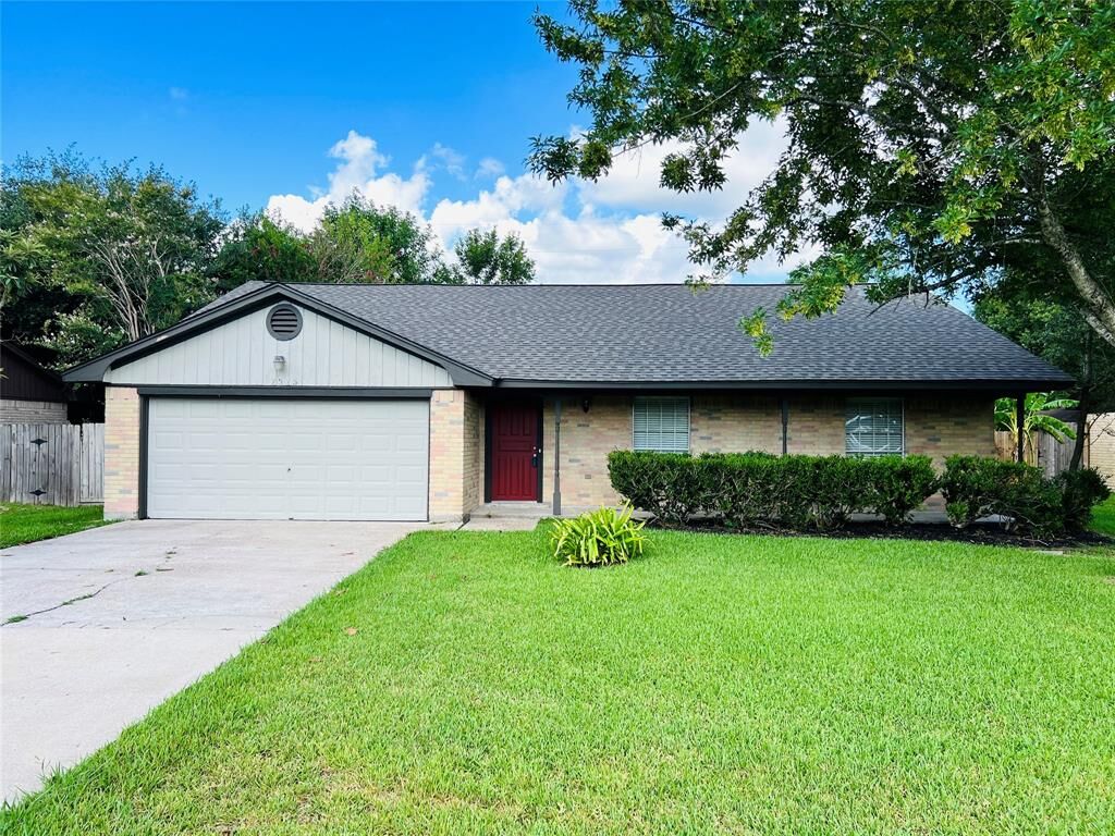 Property Photo: 7315 Willow Oak Drive TX 77521
