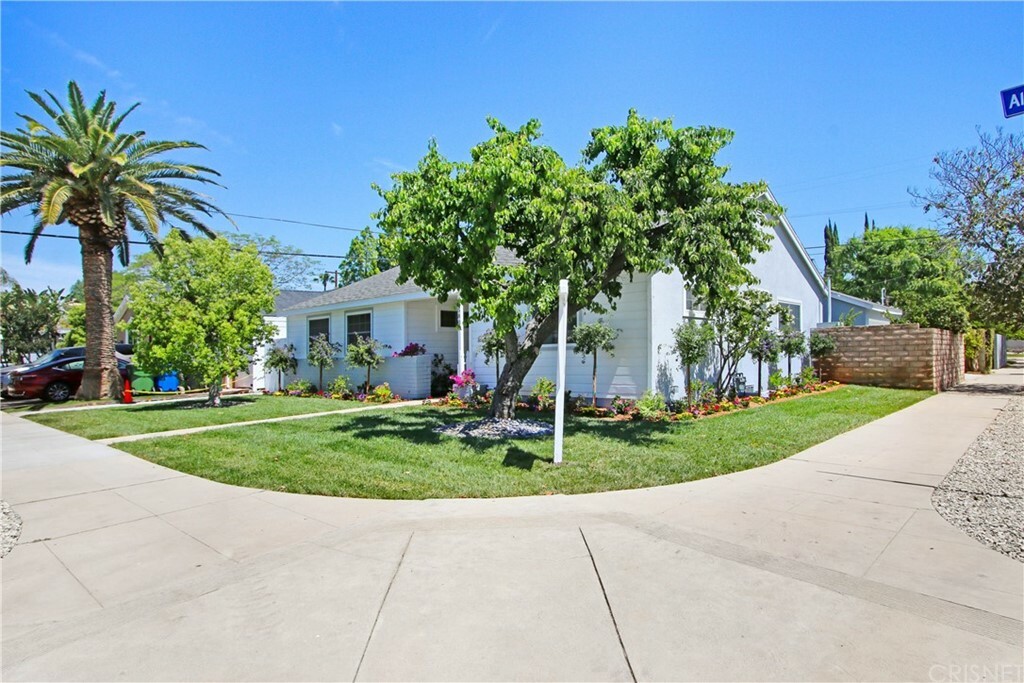 Property Photo: 5800 Aldea Avenue CA 91316