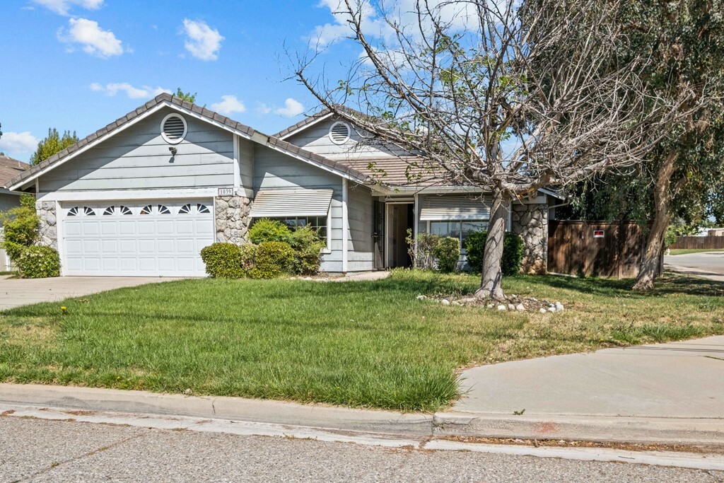 Property Photo: 1039 2nd Pl Place CA 92320
