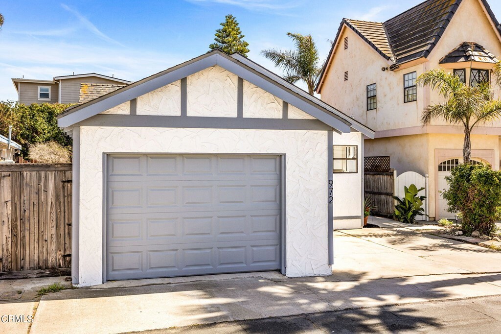 Property Photo:  972 Waterbury Lane  CA 93001 