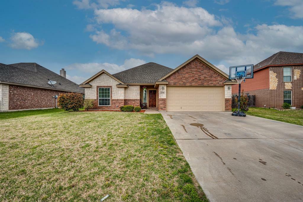 Property Photo:  1720 Lakeway Drive  TX 76033 