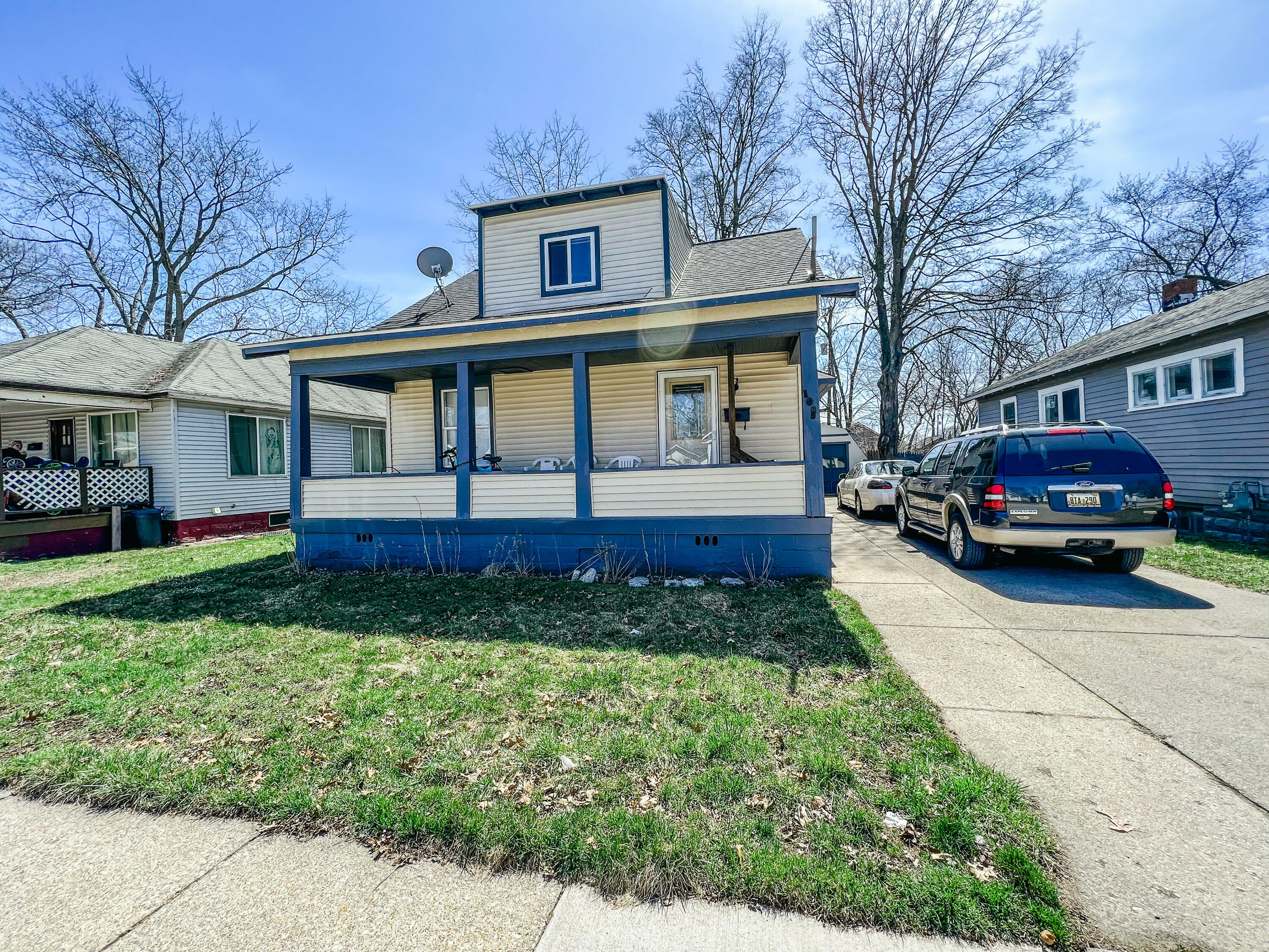 Property Photo:  1085 E Larch Avenue  MI 49442 