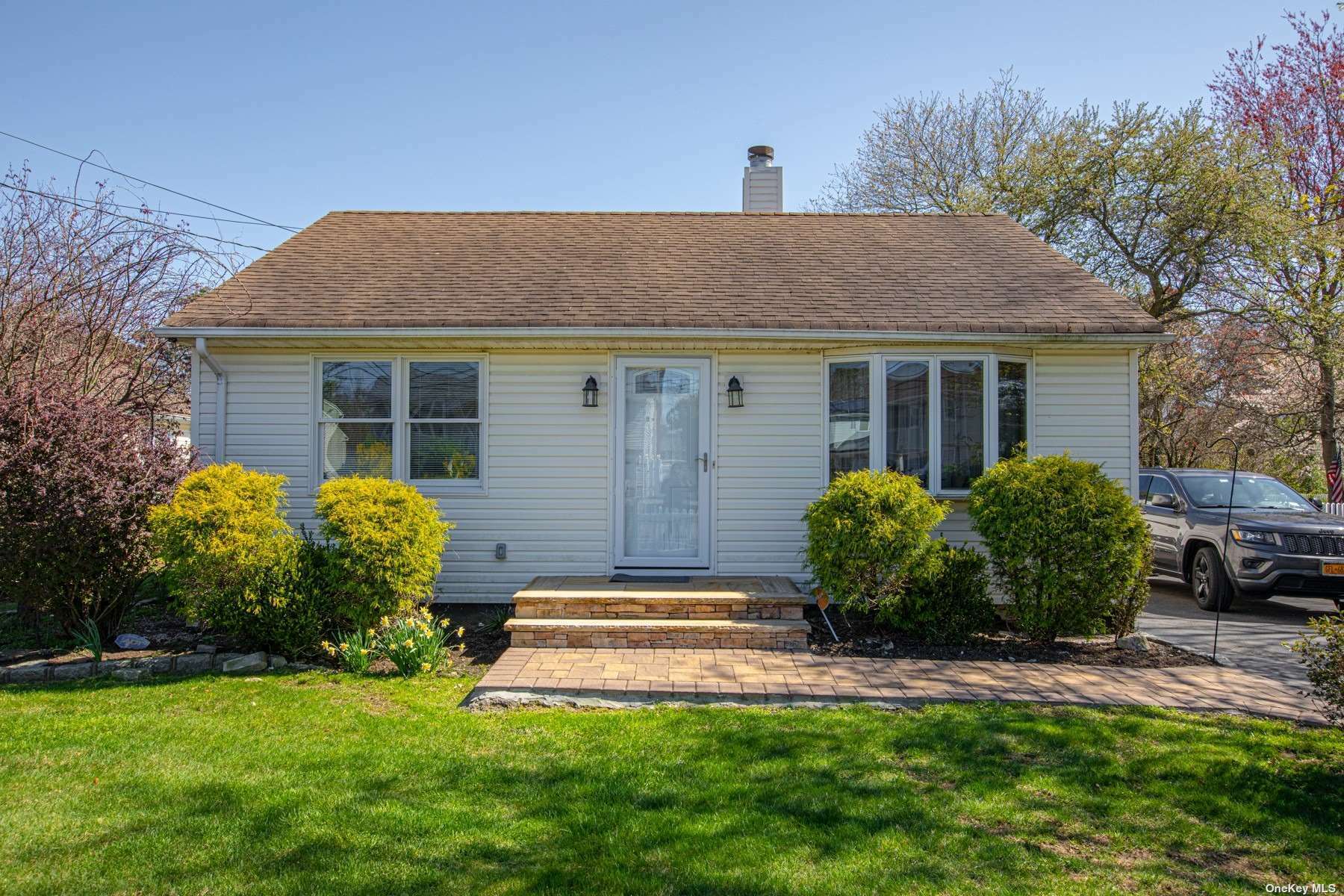 Property Photo:  94 Gordon Avenue  NY 11704 