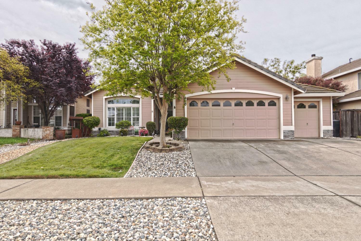 Property Photo:  400 Farmington Circle  CA 95678 