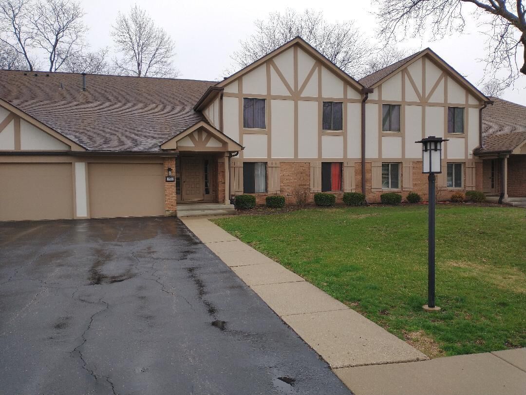 Property Photo:  905 Surrey Drive 2A  IL 60193 