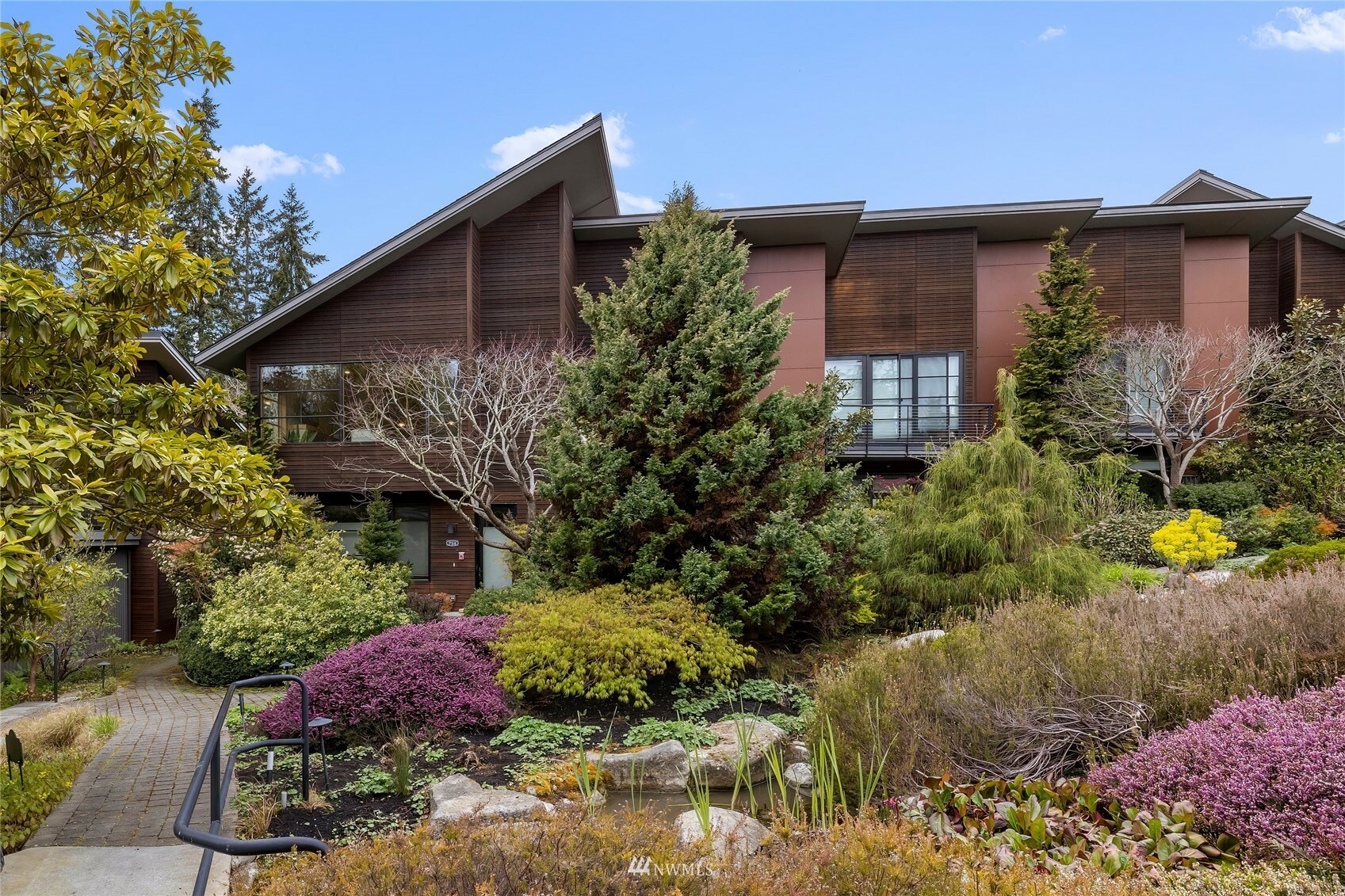 Property Photo:  752 Vineyard Lane NE L205  WA 98110 