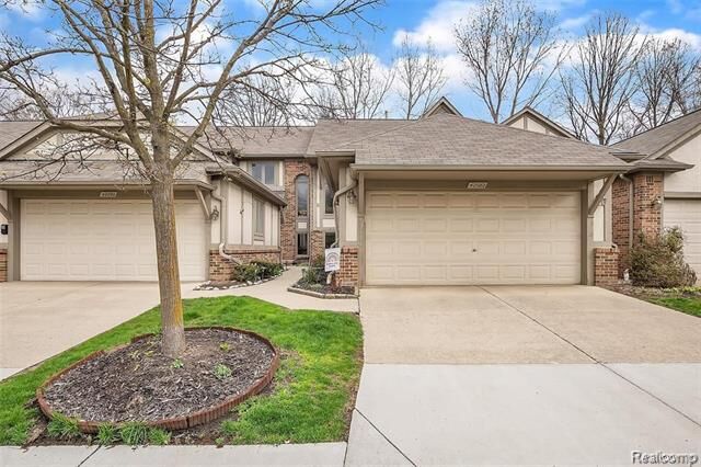 Property Photo: 42082 Saratoga Circle MI 48187