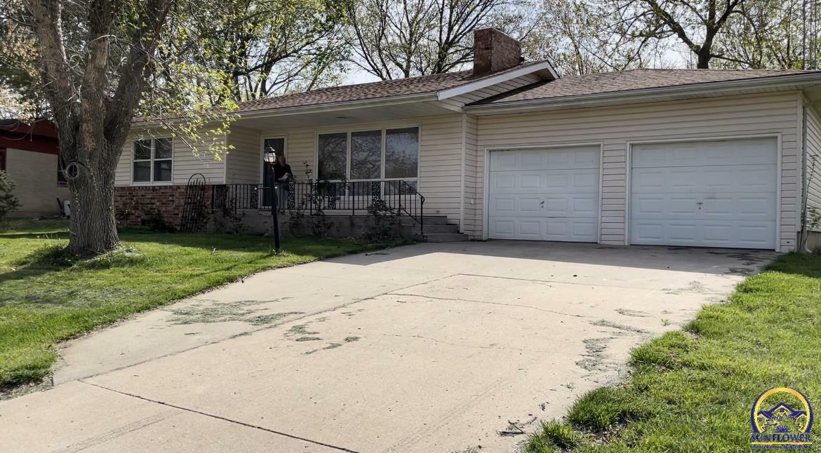 Property Photo:  409 Sioux Dr  KS 66070 