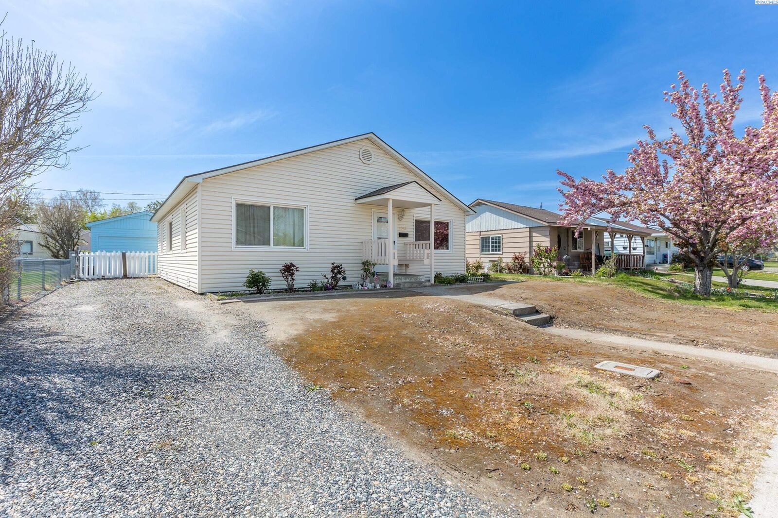 Property Photo:  1003 Wilson St  WA 99354 